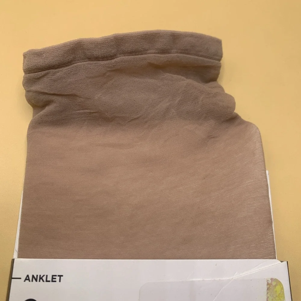 1 pair New HUE Ladies Soft Sheer Natural Anklet Socks Trouser Anklets Socks USA